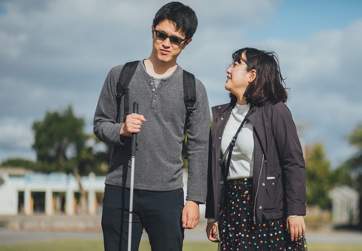 ガイドヘルパーが視覚障がい者の外出を支援している様子